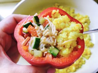 21、灯笼椒米片盅,选择灯笼椒是因为它营养丰富易于盛放食材。近看也无可挑剔。