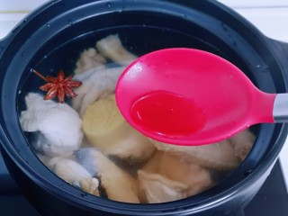 6、虫草养生老母鸡火锅,加入料酒,大火烧开,转小火炖15分钟。