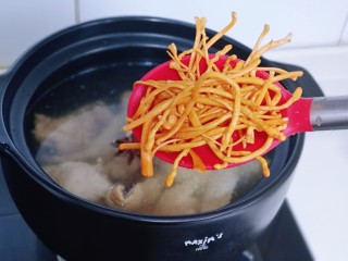 7、虫草养生老母鸡火锅,加入洗干净的虫草,小火慢炖20分钟。