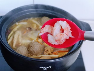 10、虫草养生老母鸡火锅,再加入剥好的虾仁,煮2分钟。