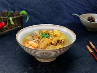 12、虫草养生老母鸡火锅,把里面的食物吃完还可以继续涮蔬菜呦~