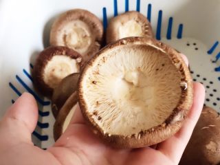 2、香菇酿肉,香菇的柄用剪刀剪去。