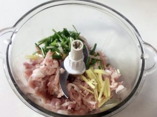 6、香菇酿肉,肉放进绞肉机，放上葱和姜一起搅成肉糜，可以用菜刀剁成肉糜，味道更佳。
