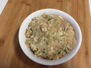 8、香菇酿肉,肉馅搅上劲装在碗里，蒙保鲜膜放冰箱冷藏半小时。