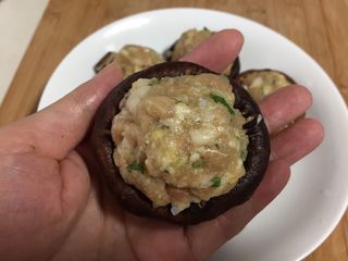 9、香菇酿肉,把做好的肉馅装进香菇里，整齐的码在盘子里。