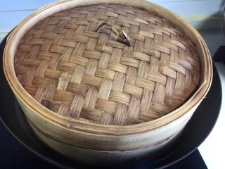 10、香菇酿肉,锅里放半锅水放上蒸屉。