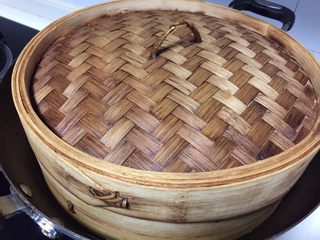 12、香菇酿肉,盖上盖子中大火蒸十分钟关火，焖三分钟揭盖。