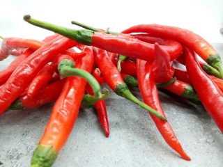 1、剁椒酱,挑选新鲜的辣椒，不要破皮或者蔫吧的，带辣椒把洗干净，