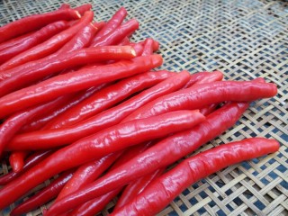 3、剁椒酱,晾干水分后，去辣椒把