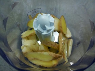 5、剁椒酱,生姜片，蒜，放搅拌机搅碎，倒大碗里