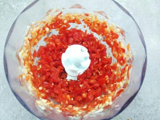 6、剁椒酱,启动搅拌机，一边搅拌一边看，不要搅拌的太碎，打好的辣椒碎放大碗