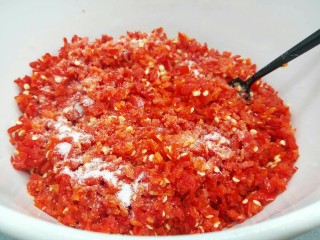 8、剁椒酱,加盐2勺，把辣椒碎，生姜，大蒜搅拌匀，咸味要比平时做菜咸一点，利于保存