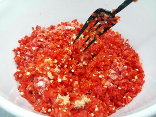 9、剁椒酱,把盐搅顺一个方向拌均匀
