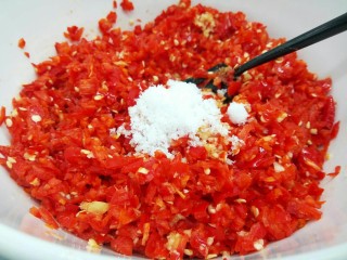 10、剁椒酱,加白糖半勺，搅拌匀