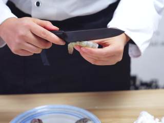 2、泰式炸虾卷——超简单的美味,首先处理的是虾，把虾去头，除去虾线