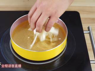 12、泰式炸虾卷——超简单的美味,锅入油，烧纸150度左右的时候，下入刚刚多余的春卷皮。