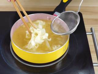 13、泰式炸虾卷——超简单的美味,过油后迅速捞起，切记不要时间太久，会变色哟