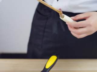 14、泰式炸虾卷——超简单的美味,将包裹着春卷皮的虾，尾部打开，这样炸出来的虾更加美观哟