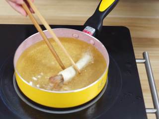 15、泰式炸虾卷——超简单的美味,放入油锅初炸制定型