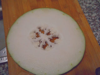 1、清炒冬瓜片,准备适量的冬瓜