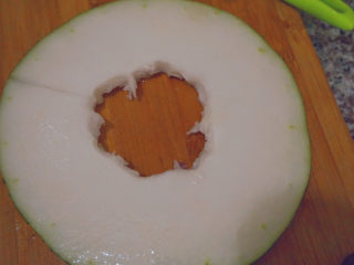 2、清炒冬瓜片,将冬瓜里面的籽去掉