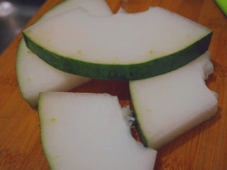 3、清炒冬瓜片,先对半切成四块