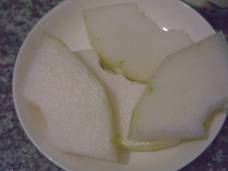 4、清炒冬瓜片,将每块的冬瓜片去掉