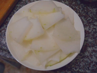 5、清炒冬瓜片,然后切成薄薄的冬瓜片