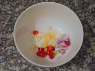 8、清炒冬瓜片,少许红米椒切成小段