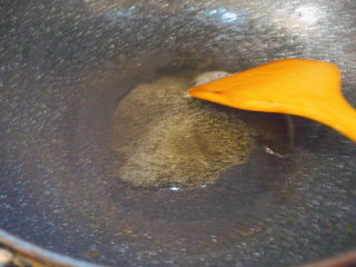 11、清炒冬瓜片,锅内热油下锅