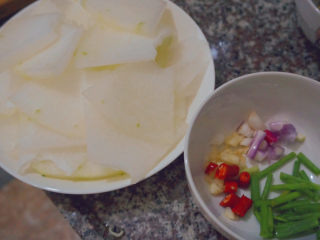 10、清炒冬瓜片,这样前期准备就好啦