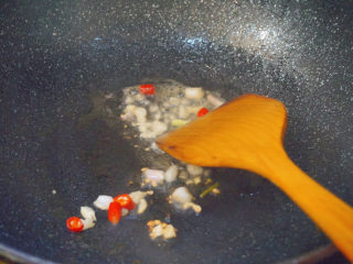 12、清炒冬瓜片,倒入蒜泥蒜段红米椒下锅爆炒至香