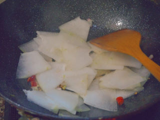 13、清炒冬瓜片,倒入冬瓜片翻炒1分钟