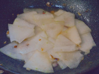 14、清炒冬瓜片,加入适量清水焖煮3分钟