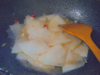 16、清炒冬瓜片,再焖煮2分钟