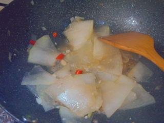 17、清炒冬瓜片,将冬瓜片翻炒等待收汁