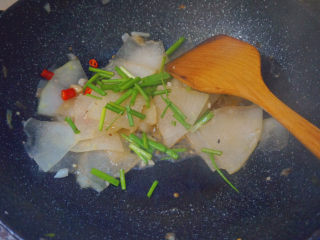 18、清炒冬瓜片,倒入葱花