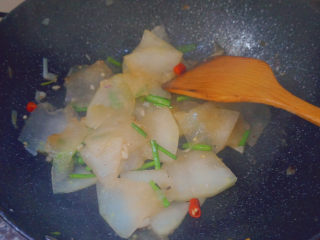 19、清炒冬瓜片,翻炒均匀