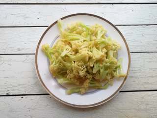 7、干煸花菜,将花菜盛出待用