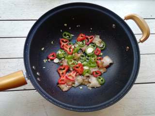 11、干煸花菜,再加入青红椒圈翻炒均匀