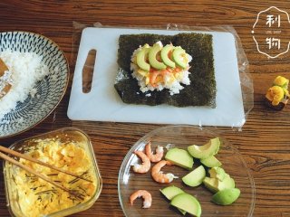 19、5分钟口袋饭团,按照鸡蛋火腿的做法,拌好鸡蛋,活虾烫熟后取虾肉,牛油果切片。再铺一层饭,然后把拌好的鸡蛋铺在饭上,再铺上虾肉,之后再铺一层牛油果片,最后再铺一层饭