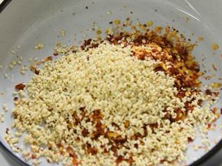 1、自己动手做辣椒油，好吃又卫生,2勺辣椒粉、1勺芝麻、半勺盐搅拌均匀。