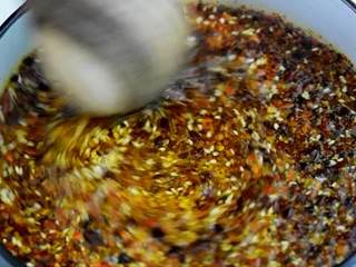 4、自己动手做辣椒油，好吃又卫生,快速搅拌均匀。