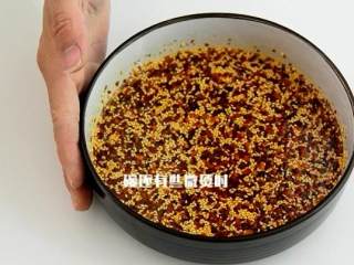 5、自己动手做辣椒油，好吃又卫生,碗还有些微烫的时候倒入一勺辣椒粉，搅拌均匀。