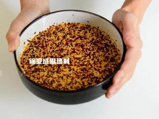 6、自己动手做辣椒油，好吃又卫生,碗变成温热的时候，再倒入一勺辣椒粉搅拌均匀。