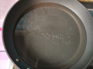 3、凉拌毛豆,锅内放水，烧开。