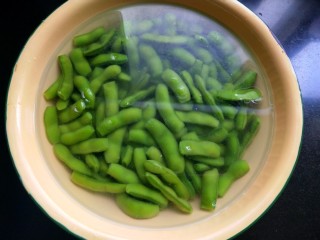 6、凉拌毛豆,放入凉开水中浸泡。