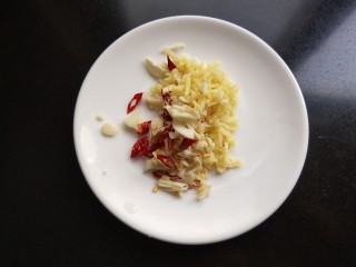 7、凉拌毛豆,将生姜，大蒜，干辣椒切丁。