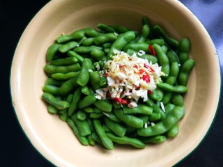 8、凉拌毛豆,将生姜大蒜放入碗中。