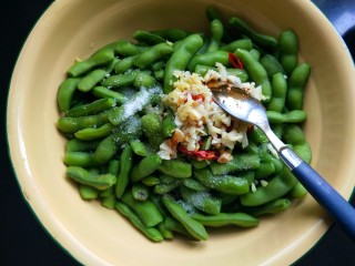 12、凉拌毛豆,放陈醋，小麻油，鸡精。